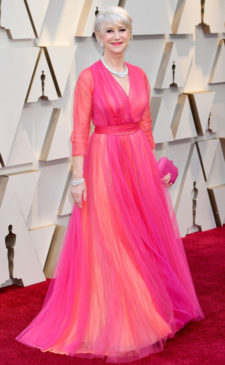 Helen Mirren en une robe de soirée rose avec manche longue en tulle
